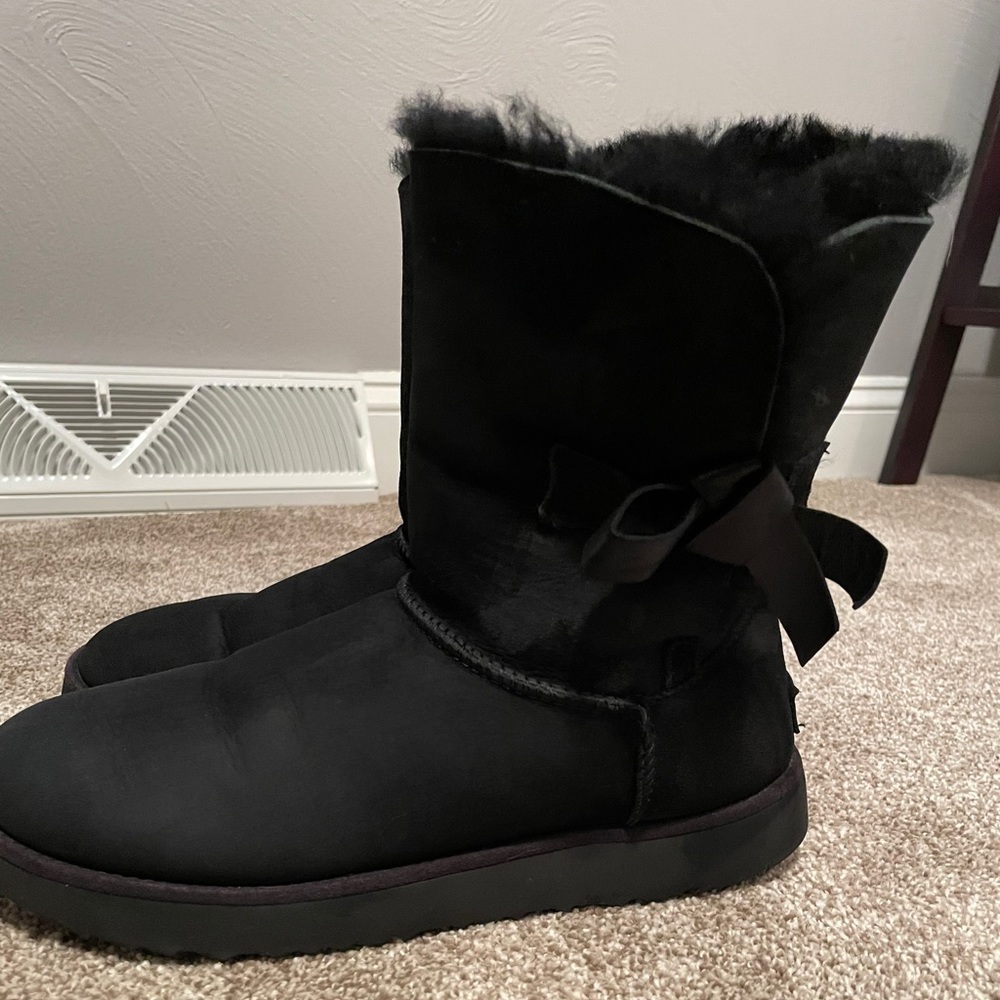 Ugg Short Boot - Picture 3 of 5